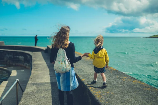 Madre Joven Niño Pequeño Caminando Muelle Por Mar Verano — Foto de Stock