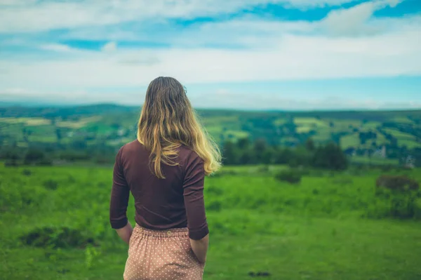 Vista Trasera Mujer Joven Mirando Paisaje Verde Con Colinas Verano —  Fotos de Stock