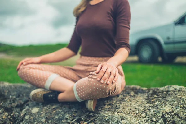 Mujer Joven Sentada Meditación Sobre Roca Cerca Coche Naturaleza —  Fotos de Stock