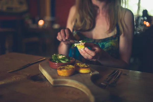 Ung Kvinna Äter Middag Restaurangen Sätta Pate Brödskiva — Stockfoto