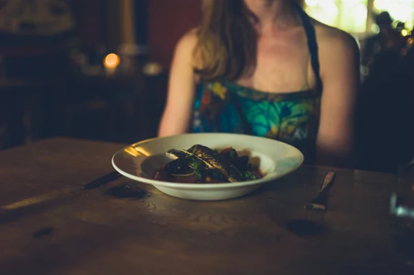 Ung Kvinna Som Har Middag Restaurang — Stockfoto