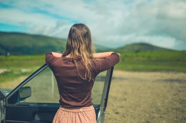 Jeune Femme Relaxant Voiture Sur Lande — Photo