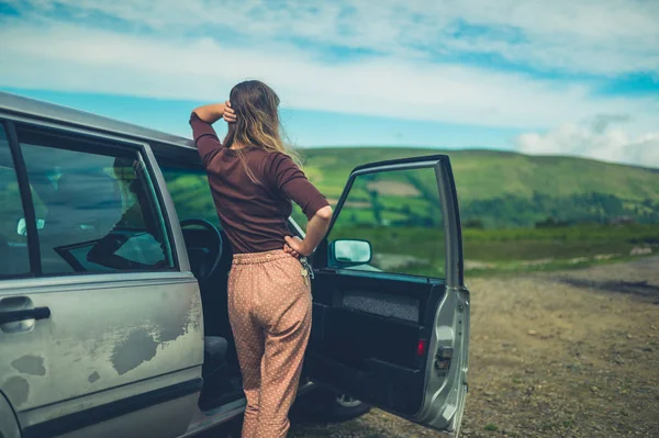 Young Woman Relaxing Car Moor — Stock Photo, Image