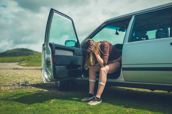 Traurige Junge Frau Sitzt Auto Moor Und Hält Kopf Mit — Stockfoto