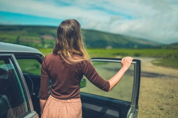 Young Woman Leaning Car Moor Summer — Stock Photo, Image