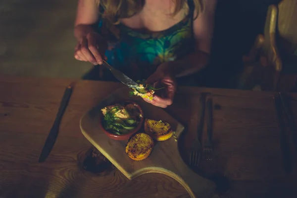 Ung Kvinna Äter Middag Restaurangen Sätta Pate Brödskiva — Stockfoto