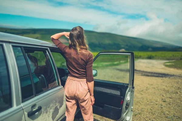 Jeune Femme Relaxant Voiture Sur Lande — Photo