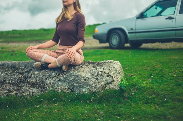 Giovane Donna Seduta Meditazione Roccia Vicino Auto Natura — Foto Stock