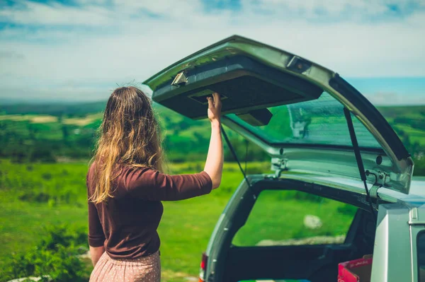 Young Woman Opening Trunk Her Car Nature Sunny Summer Day — Stock Photo, Image