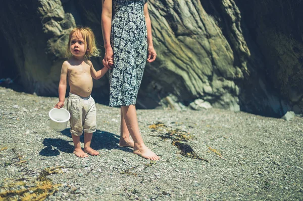 Una Joven Madre Está Caminando Mano Con Hijo Pequeño Playa — Foto de Stock