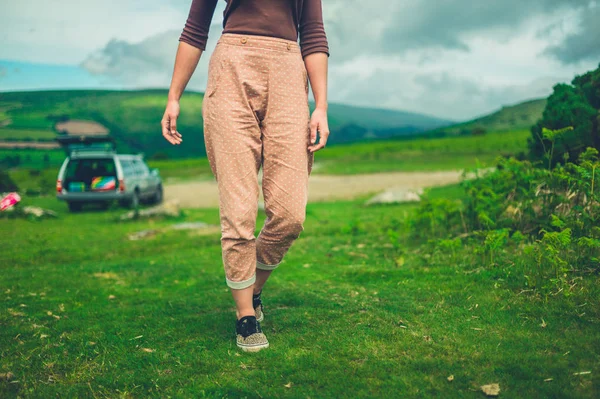 Una Giovane Donna Cammina Nella Natura Dopo Aver Parcheggiato Sua — Foto Stock