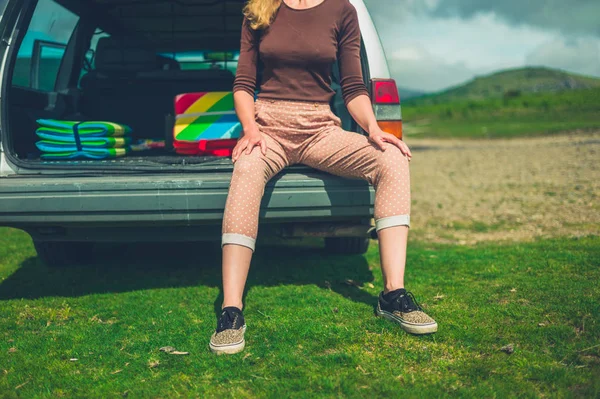 Uma Jovem Mulher Está Sentada Parte Trás Sua Carruagem Natureza — Fotografia de Stock