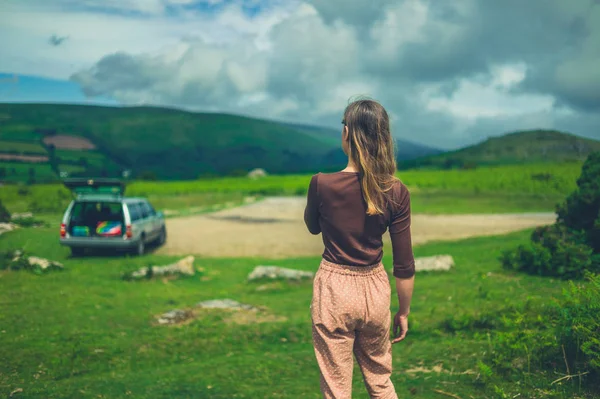 Una Giovane Donna Cammina Nella Natura Dopo Aver Parcheggiato Sua — Foto Stock