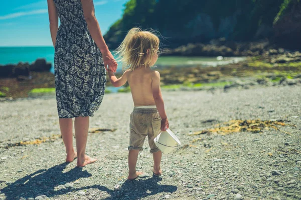 Una Joven Madre Está Caminando Mano Con Hijo Pequeño Playa — Foto de Stock