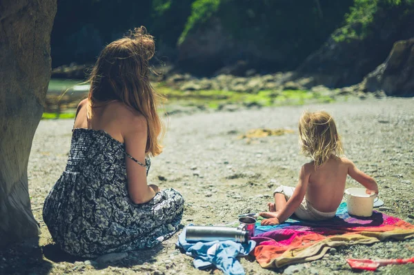 Μια Νεαρή Μητέρα Και Νήπιο Της Κάθονται Στην Παραλία Καλοκαίρι — Φωτογραφία Αρχείου