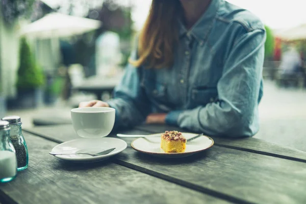Μια Νεαρή Γυναίκα Πίνει Καφέ Και Τρώει Τούρτα Στη Φύση — Φωτογραφία Αρχείου
