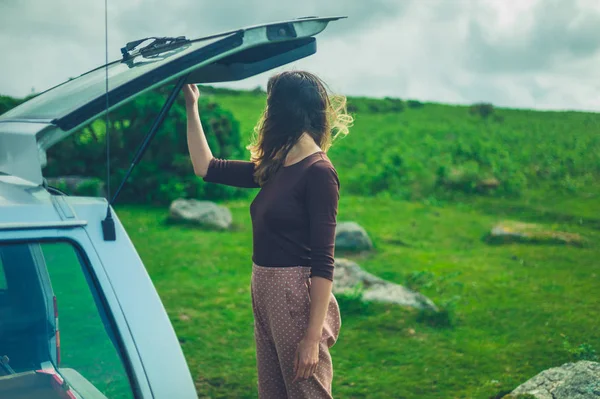 Young Woman Opening Trunk Her Car Nature Sunny Summer Day — Stock Photo, Image