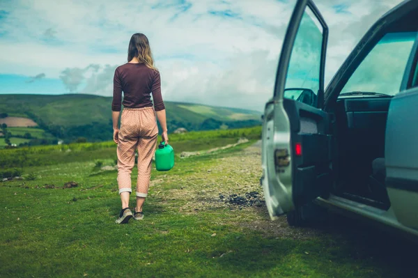 Young Woman Broken Car Walking Away Find Gas Station — Stock Photo, Image