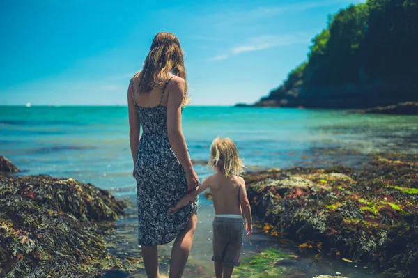 Una Joven Madre Pequeño Niño Están Remando Playa Verano — Foto de Stock