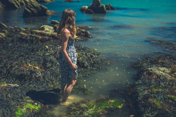 Una Giovane Donna Sta Pagaiando Spiaggia Estate — Foto Stock