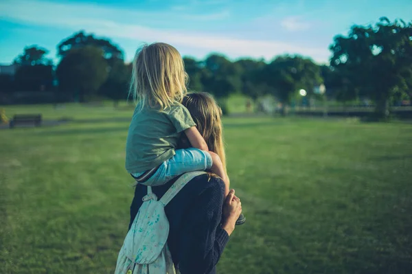 Niño Pequeño Cabalga Sobre Los Hombros Madre Parque Atardecer — Foto de Stock