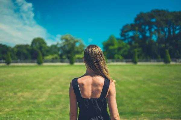 Uma Jovem Mulher Está Parque Dia Ensolarado Verão — Fotografia de Stock
