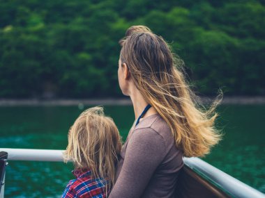 Genç bir anne ve onun bebek bir ormanda nehir üzerinde yelken vardır