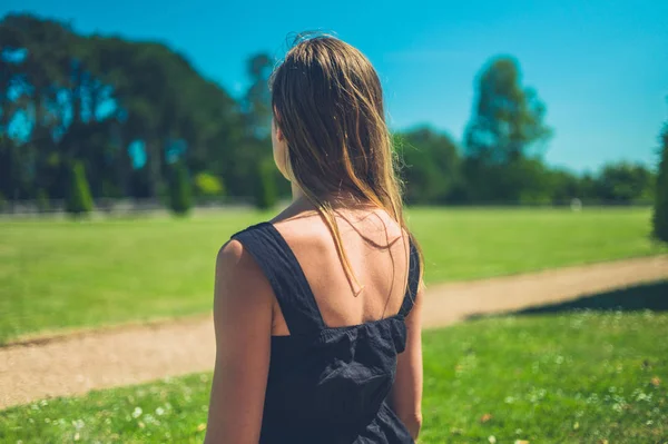 Een Jonge Vrouw Staat Het Park Een Zonnige Zomerdag — Stockfoto