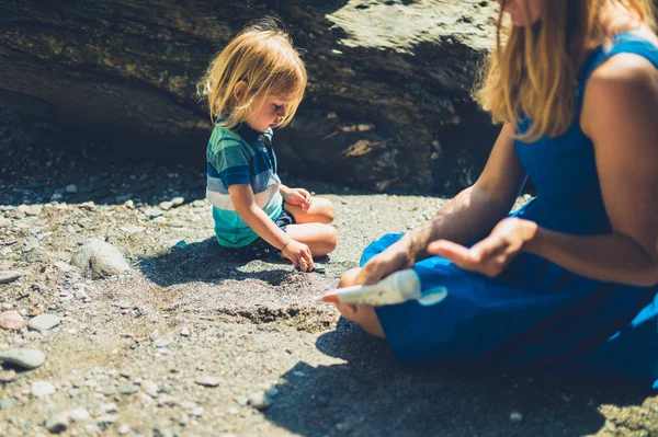 Young Mother Beach Her Toddler Applying Suncream His Skin — Stock Photo, Image