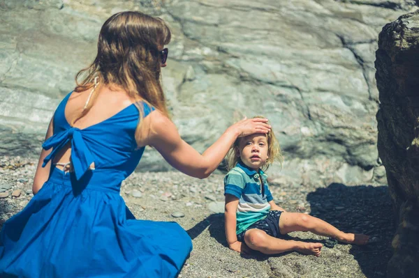 Una Joven Madre Está Playa Con Hijo Pequeño Aplica Crema — Foto de Stock