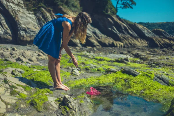 Una Joven Está Playa Con Una Red Pesca Verano —  Fotos de Stock