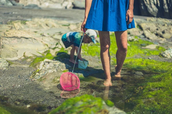 Een Jonge Moeder Haar Peuter Lopen Het Strand Met Een — Stockfoto