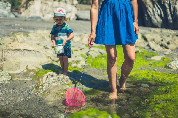 Une Jeune Mère Son Enfant Marchent Sur Plage Avec Filet — Photo