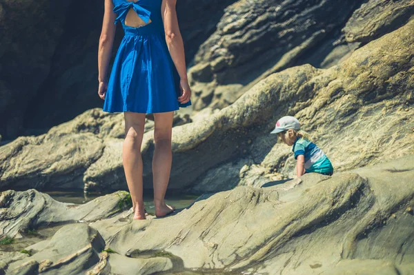 Una Joven Madre Pequeño Niño Están Caminando Una Playa Rocosa —  Fotos de Stock