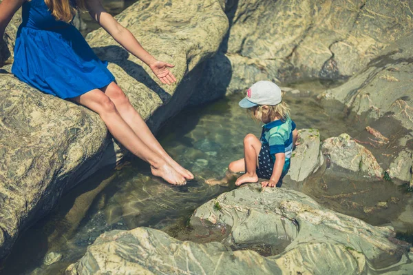 Молодая Мать Ребенок Отдыхают Бассейна Пляже Летом — стоковое фото