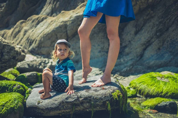 Молодая Мать Маленький Ребенок Гуляют Скалистому Пляжу Летом — стоковое фото