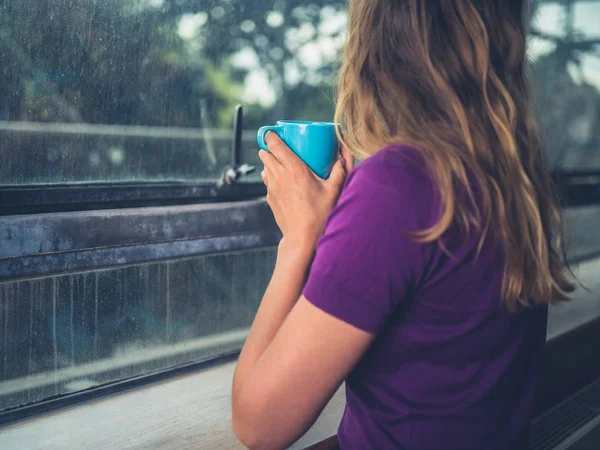 Una Joven Está Tomando Café Junto Ventana Apartamento Ciudad — Foto de Stock