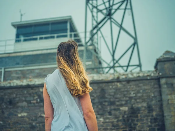 Young Woman Standing Listening Station Fog — Stock Photo, Image