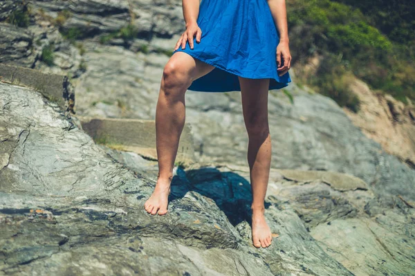Uma Jovem Mulher Vestindo Vestido Azul Está Sobre Algumas Pedras — Fotografia de Stock