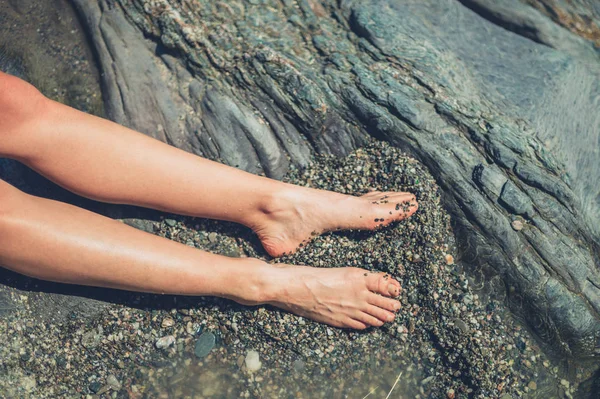 Piedi Della Giovane Donna Che Riposa Una Piscina Rocciosa — Foto Stock