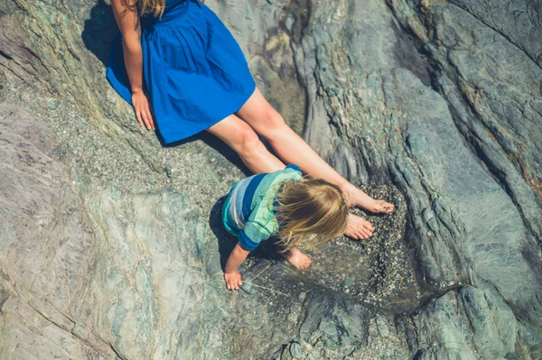 Eine Junge Mutter Und Ihr Kleinkind Sitzen Sommer Auf Felsen — Stockfoto