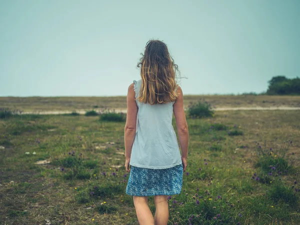 Une Jeune Femme Marche Dans Pré Par Une Journée Brumeuse — Photo