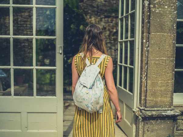 Een Jonge Vrouw Betreedt Een Oranjerie — Stockfoto