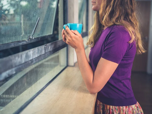 Eine Junge Frau Trinkt Kaffee Fenster Einer Stadtwohnung — Stockfoto