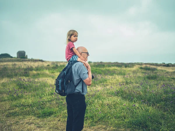 유아가 여름날 속에서 할아버지의 어깨에 있습니다 — 스톡 사진