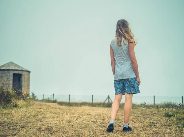 Una Giovane Donna Cammina Nella Nebbia Sulla Costa — Foto Stock