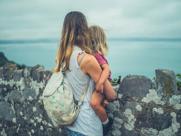 Une Jeune Mère Son Tout Petit Tiennent Près Mur Sur — Photo