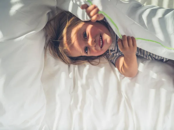 Een Kleine Peuter Verbergt Zich Onder Dekens Een Bed — Stockfoto