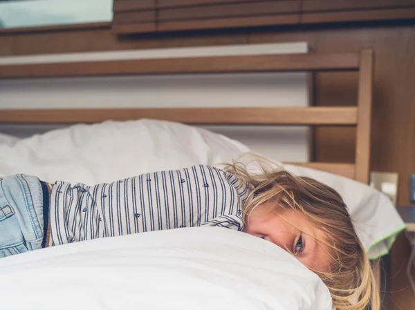 Een Beetje Peuter Ontspannen Het Bed Een Stad Appartement — Stockfoto