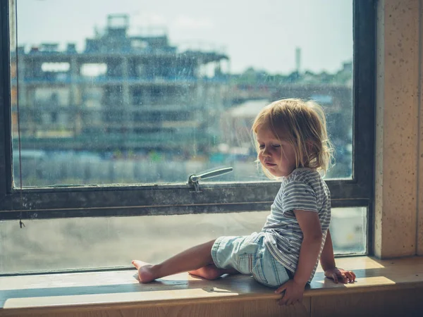 Malý Batole Sedí Okna Městském Bytě Dívá Ven — Stock fotografie